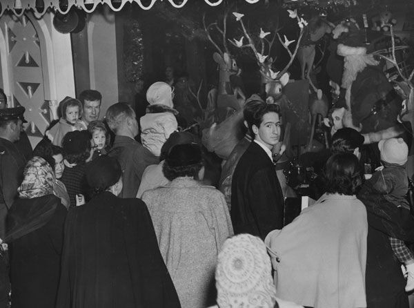 Crowds look at downtown Stix, Baer & Fuller window in 1952